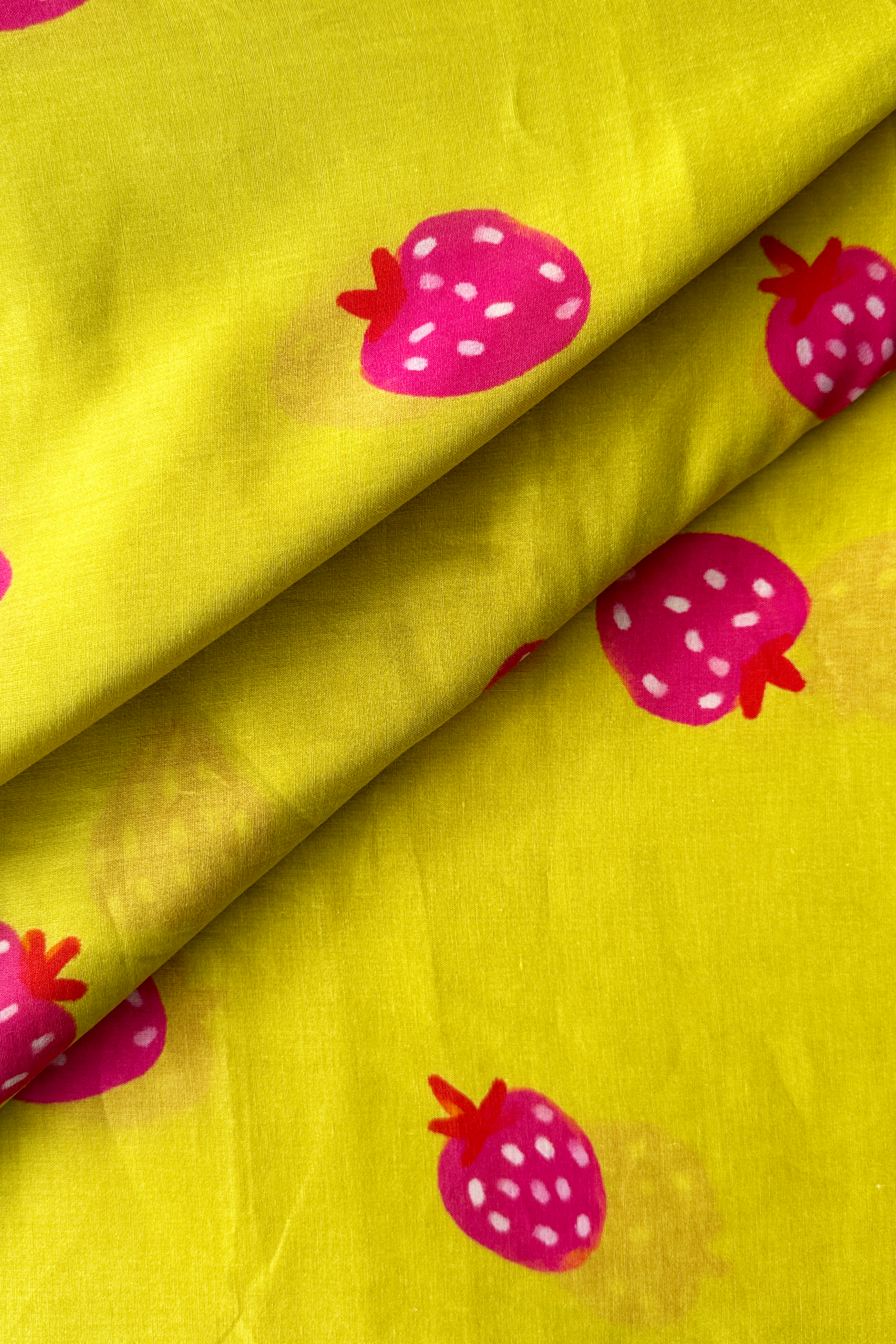 Strawberry Love yellow In Cotton Mull