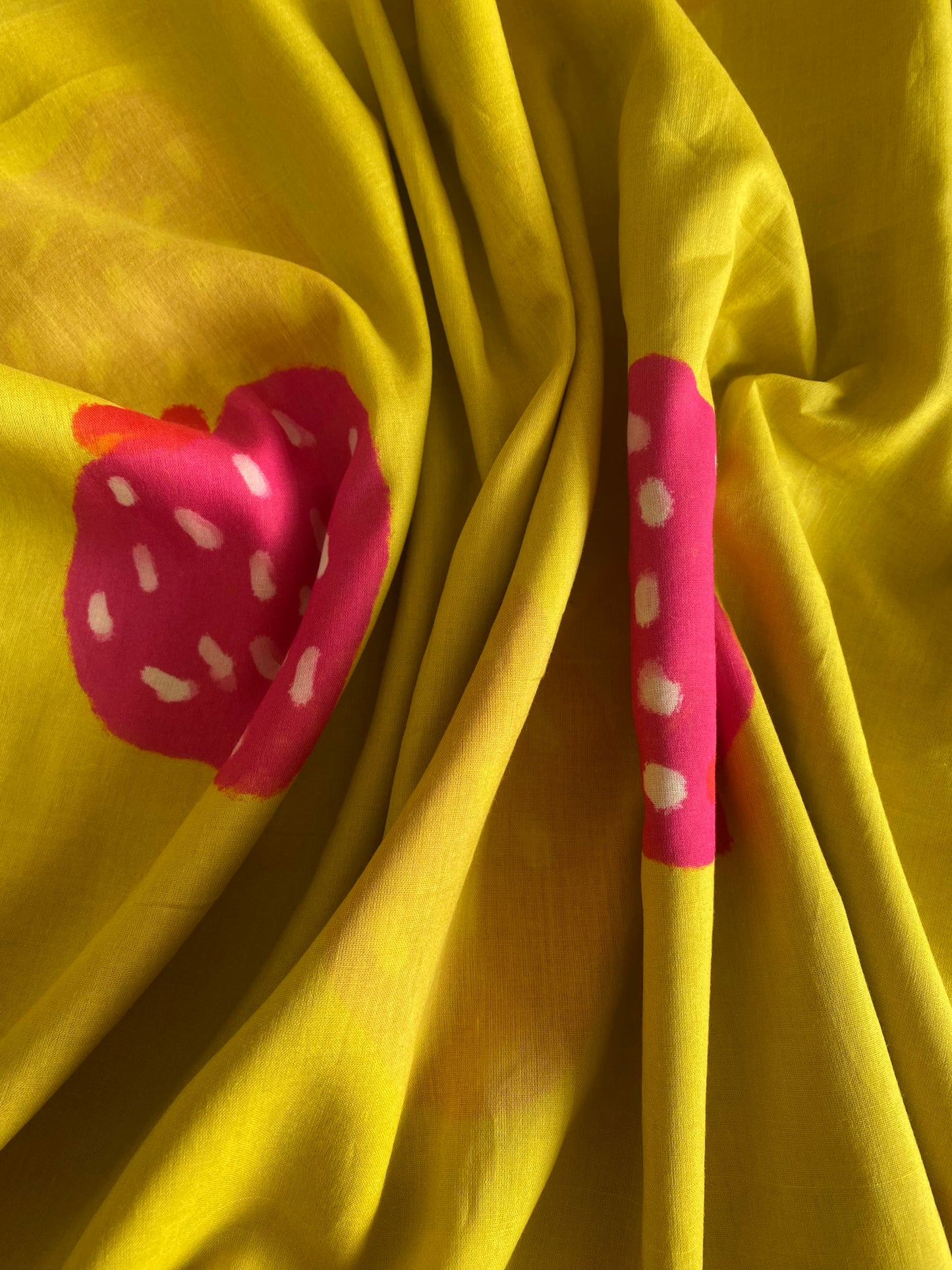 Strawberry Love Yellow Large Scale in cotton mull(2.5 meters) - 1425 for the entire piece