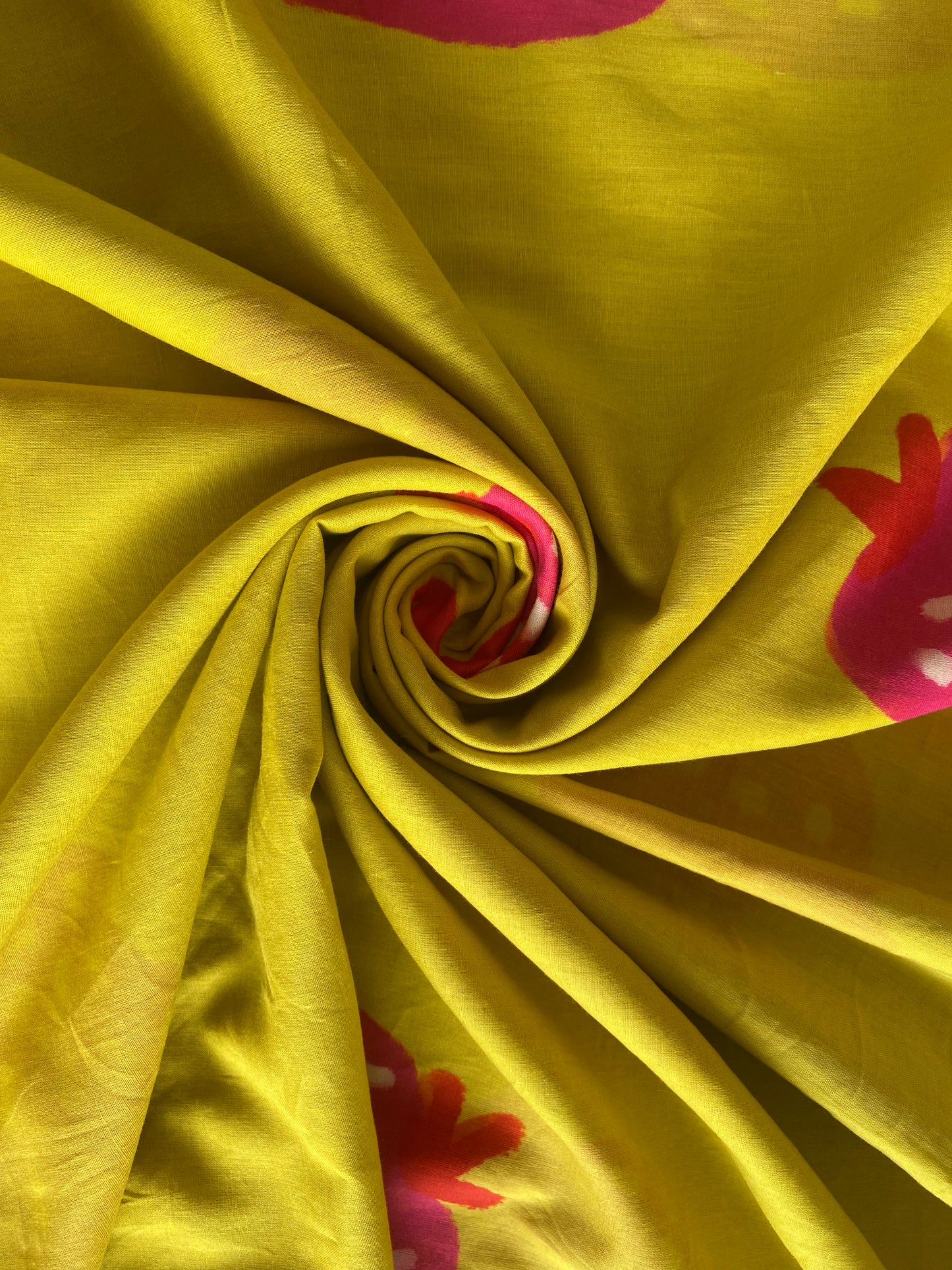Strawberry Love Yellow Large Scale in cotton mull(2.5 meters) - 1425 for the entire piece